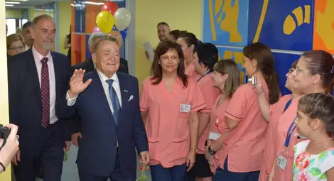 Игнат Канев влиза в обновеното детско отделение заедно с д-р Иван Стоянов и д-р Ева Цонкова.  Снимки:Бисер ТОДОРОВ