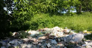 Незаконно сметище стига почти до първите къщи на Хаджигенова чешма