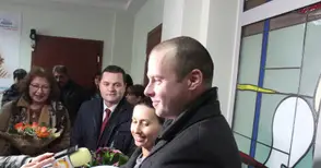 Кметът Пенчо Милков ориса първото бебе за 2020 година