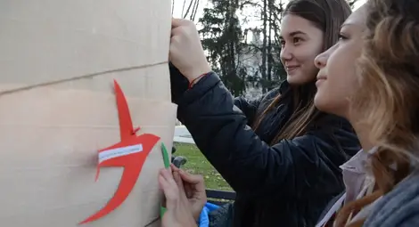 Флашмоб "Дървото на правата на децата" събра десетки деца и младежи от Русе