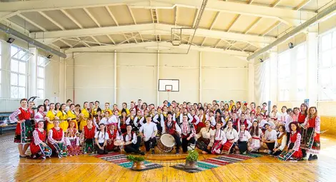 Мартенско надтропване изпълни с багри и ритми Европейското училище