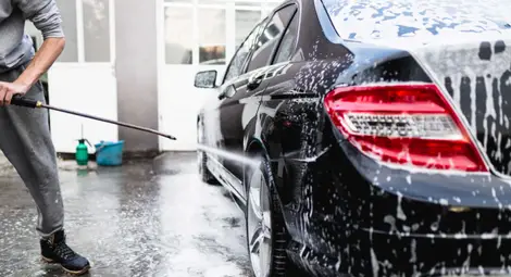 Полял с алкохол обяда си мияч блъснал оставен за миене бус Полял с алкохол обяда си мияч блъснал оставен за миене бус