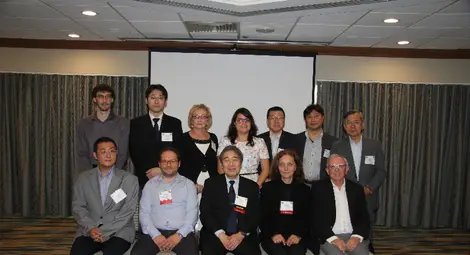 Отляво надясно: проф. Кеисуке Фуджита, проф. Габриеле Градони, проф. Казуя Кобаяши, д-р Марияна Георгиева, проф. Пол Смит, проф. Такаши Нагасака, проф. Елена Виноградова, Сидни, Австралия (трета), проф. Сатоши Яджитани, проф. Тсунеки Ямасаки (най-вдясно). 