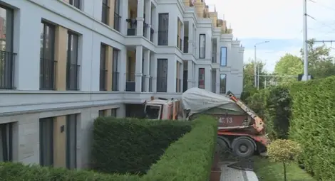 Камион се заби в жилищна сграда във Варна