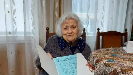 Вестници и кръстословици поддържат  бодрия дух на 100-годишната Юлия Мартева