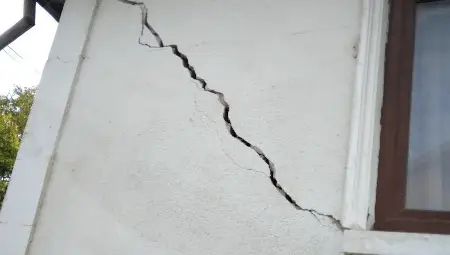 Една от огромните пукнатини по къщата на улица &bdquo;Св.св. Кирил и Методий&ldquo; 26. Снимка: Архив &bdquo;Утро&ldquo;