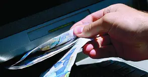 Сниман да тегли пари от чужда карта твърди, че било „свободно съчинение“