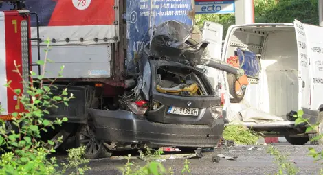 Висока скорост и мокър път погубиха абитуриентка и рожденик