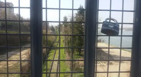 Първите любовни катинарчета вече се появиха по парапета на витата пасарелка.                                                            Снимка: &bdquo;Утро&ldquo;