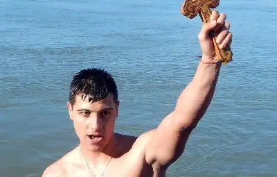 Спасителят на кръста в Русе извади светинята и в Македония