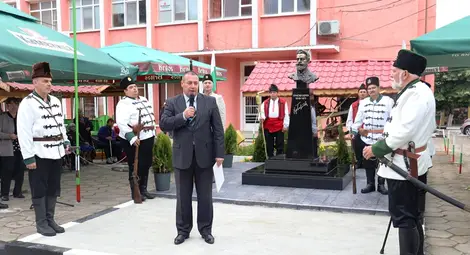 Екзарх Йосиф почете Ботев и героите на българската свобода и независимост с паметник на поета-революционер /галерия/