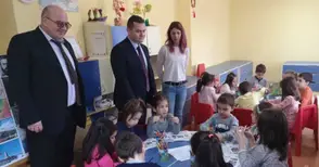 Общински строителни екипи ремонтират детските градини