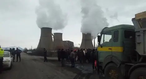Съкратени миньори вдигнаха блокада, камион не може да влезе или излезе от ТЕЦ-Бобов дол Съкратени миньори вдигнаха блокада, камион не може да влезе или излезе от ТЕЦ-Бобов дол