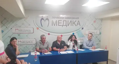 Д-р Кирил Панайотов, кметът на Две могили Божидар Борисов /вляво/, зам.-кметът на Ценово Ваня Игнатова и управителят на &bdquo;Найкомс&ldquo; Иван Йосифов обясняват възможностите и предимствата на системата.                                                                                                                 Снимка: Авторът