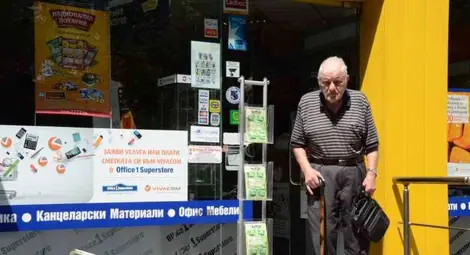 Недовиждащ пенсионер се снабди без да иска с два договора за GSM