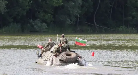 БТР-и нагазиха в езерото в Николово в учение за защита при бедствия /галерия/