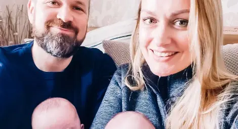 Жена роди близнаци, заченати с три седмици разлика (ВИДЕО)