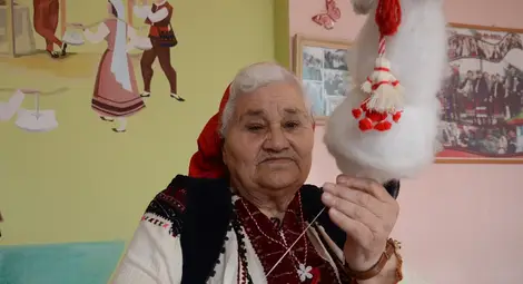 Баба Марта от 54 години събира бяла и червена колекция