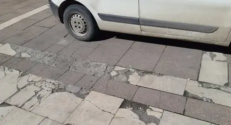 Д-р Теодора Константинова: Губим площада пред Симеоновата къща сред дупки, начупени плочки и паркирани коли