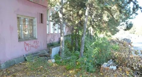 Читалище &bdquo;Васил Левски&ldquo; тъне в немара и цигански боклуци