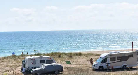 Крапец пропищя от диво къмпингуващи, шофьори паркират джиповете си на дюните