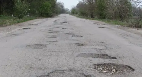 Заличената табела &bdquo;Добре дошли на Марс&ldquo; иронизираше окаяното състояние на пътя. Снимка: Утро