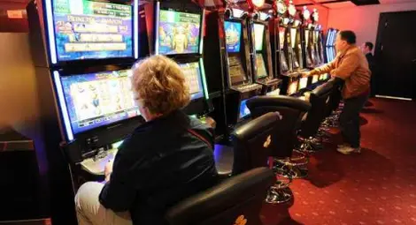 Бясна комарджийка троши игрален автомат след серия загуби Бясна комарджийка троши игрален автомат след серия загуби