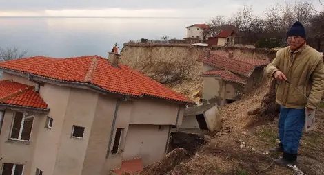 Щетите от свлачищата досега са над 13 млн. лв. /галерия/