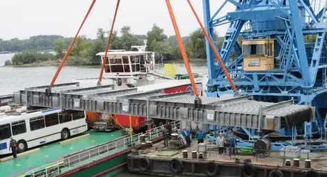 Момент от разтоварването на секциите на русенското пристанище.