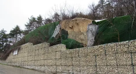 Дъждовете събудиха старо срутище до Средна кула