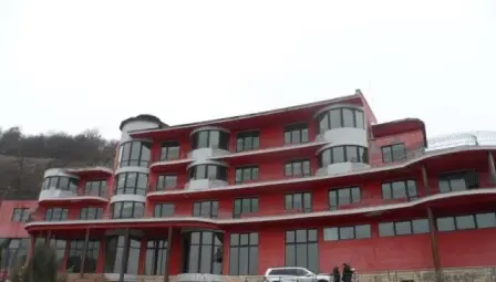 Два хотела изнесени за публична продан