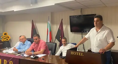 Новият председател говори от трибуната.  Снимка: ВМРО