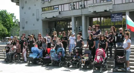 Майки в черно: Искаме системата най-накрая да започне да работи в полза на нашите деца