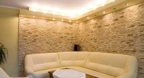 Декоративна стена от камъни в стаята