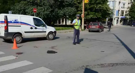 22-годишна закачи с огледалото дядо на пешеходна пътека