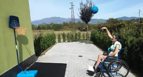 Ива вече брои минутите, в които успява да се задържи на крака