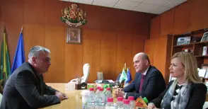 Министър Бисер Петков обеща микробус  за центъра за възрастни в Две могили