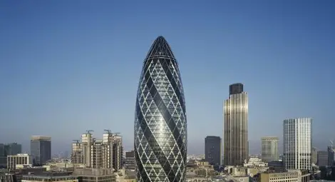 Небостъргач във формата на краставица чукна рекордна цена на търг