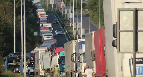 След тировете и опашки от влакове пред Дунав мост След тировете и опашки от влакове пред Дунав мост