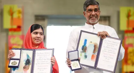 Връчиха Нобеловата награда за мир на Маляля и Кайлаш Сатярти Връчиха Нобеловата награда за мир на Маляля и Кайлаш Сатярти