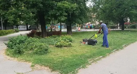 Общинските екипи продължават дейностите по косене на тревните площи в Русе и през настоящата седмица