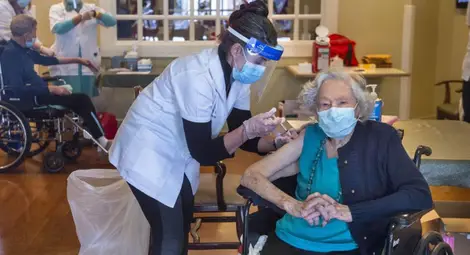 Всички пенсионери с две дози ваксина ще получат по 75 лв. Всички пенсионери с две дози ваксина ще получат по 75 лв.