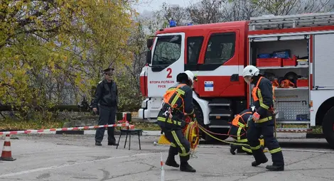 Пожарникари показаха как се режат катастрофирали коли