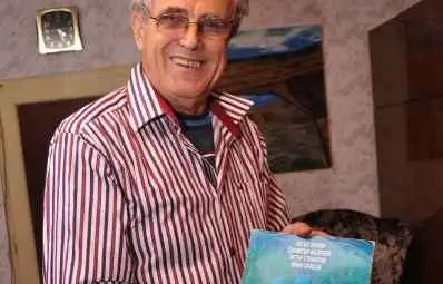 Професорски ръце си почиват с картини от чертането на зъбни колелета Професорски ръце си почиват с картини от чертането на зъбни колелета