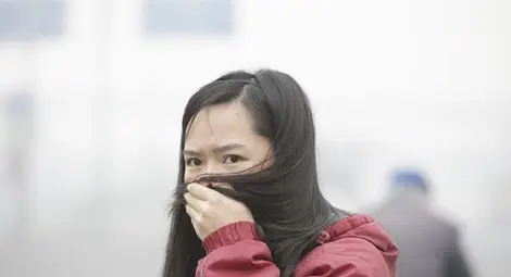 Оранжев код в Пекин заради непрогледен смог (видео) Оранжев код в Пекин заради непрогледен смог (видео)