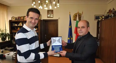 Цигуларят Светлин Русев с плакет от Пламен Стоилов