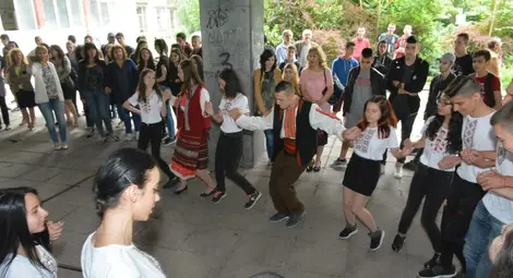 &bdquo;Розите на България&ldquo; разцъфтяха в пъстри хора