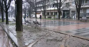 Затварят централния площад с колчета и синджири срещу автомобилни хулигани