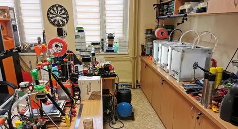 Русенският университет се включва в националната кампания за производство на предпазни шлемове за медиците Русенският университет се включва в националната кампания за производство на предпазни шлемове за медиците