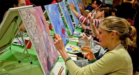 С чаша вино пред статива любители ще рисуват изпепеляващ танц С чаша вино пред статива любители ще рисуват изпепеляващ танц